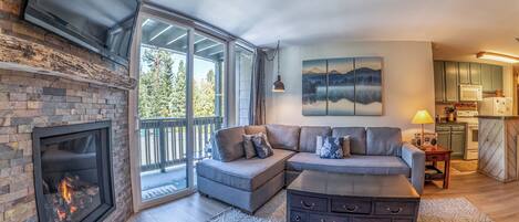 Smart-tv, eldstad och dvd-spelare