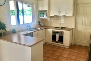 Fridge, microwave, oven, stovetop - Spacious townhouse located in the CBD! (East Wagga Wagga)