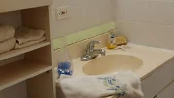 Cottage | Bathroom | Shower, shampoo