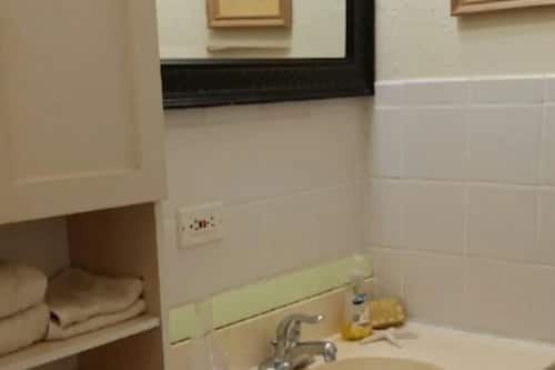 Cottage | Bathroom | Shower, shampoo