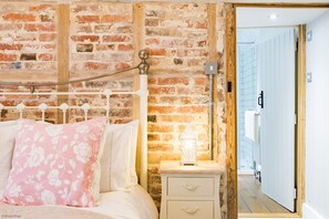 1 bedroom, iron/ironing board, WiFi, bed sheets - Oast Barn Cottage by Bloom Stays -  2 guests  in 1 bedroom (Faversham)