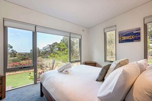 6 bedrooms, iron/ironing board, WiFi, bed sheets