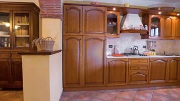 Fridge, oven, dishwasher, cookware/dishes/utensils