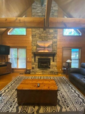 Smart TV, chimenea, videojuegos y reproductor de DVD 