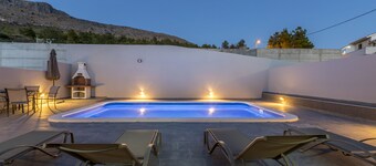 House With Private Pool M&M