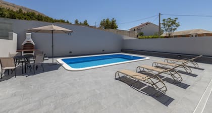 House With Private Pool M&M