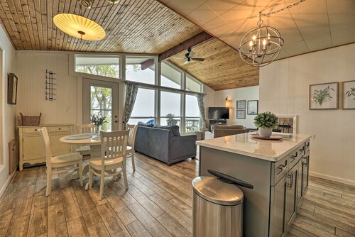Lakefront Cottage Near Wineries + State Parks!