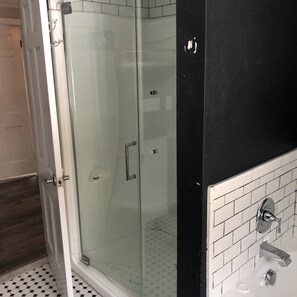 Baignoire, sèche-cheveux, serviettes fournies, savon