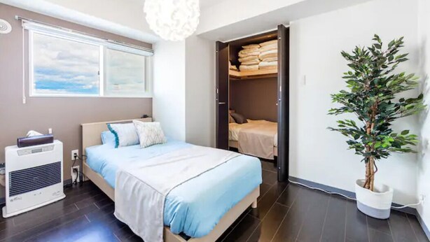 1 غرفة نوم وستائر تعتيم ومكواة/لوح كي وواي فاي مجانًا