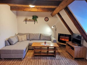 Televisión y chimenea 