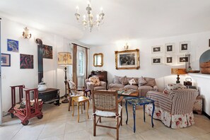 Family House, 2 Bedrooms, Mountainside (Ca D'artista For Nature Lovers) | Living room