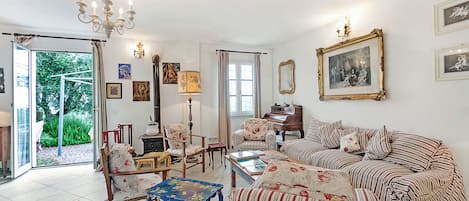 Familiehus, flere soverom, ved fjell (Ca D'artista For Nature Lovers) | Oppholdsområde | En 21-tommers Flatskjerm-TV med kabel-kanaler