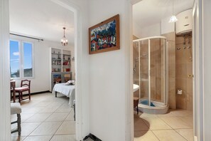 Combined shower/bathtub, hair dryer, bidet, towels - Ca D'artista For Nature Lovers (Stellanello)