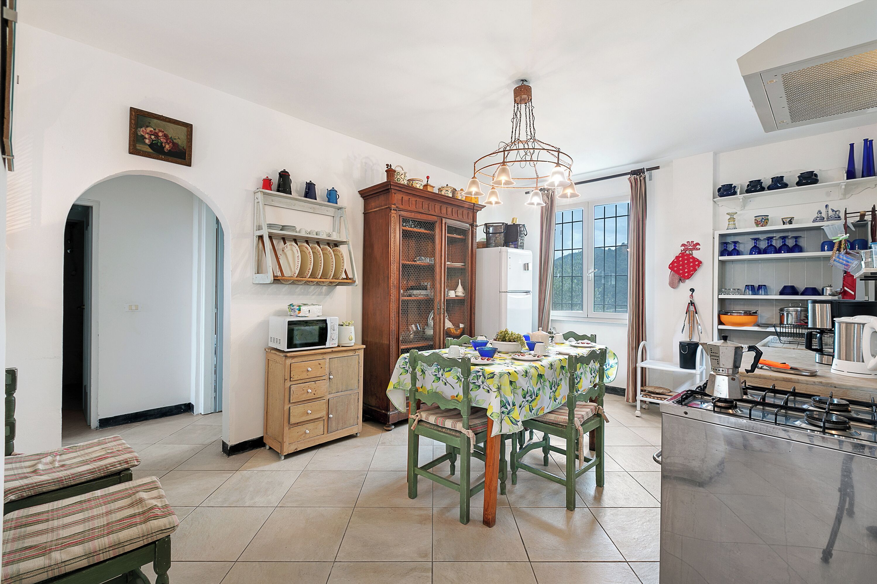 Lemari es, microwave, oven, dan kompor