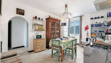 Lemari es, microwave, oven, dan kompor