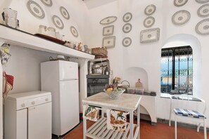 Casa familiar, varias habitaciones, 2 baños, junto a la montaña (Ca Veggia for nature lovers) | Cocina privada | Refrigerador, microondas, horno y parrilla de estufa 