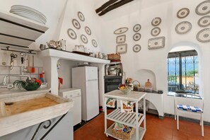 Casa familiar, varias habitaciones, 2 baños, junto a la montaña (Ca Veggia for nature lovers) | Cocina privada | Refrigerador, microondas, horno y parrilla de estufa 
