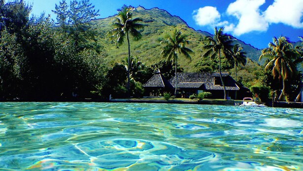 A clear tropical pool with a house in the background. - Pension Poerani Moorea - DeLuxe Suite, living room, kitchen, 2 bedrooms a/c (Moorea)