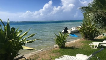 Sulla spiaggia, lettini da mare, teli da spiaggia