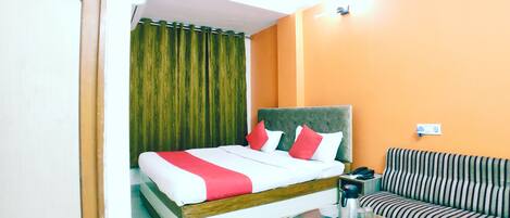 Deluxe kamer | Een bureau, gratis wifi, beddengoed