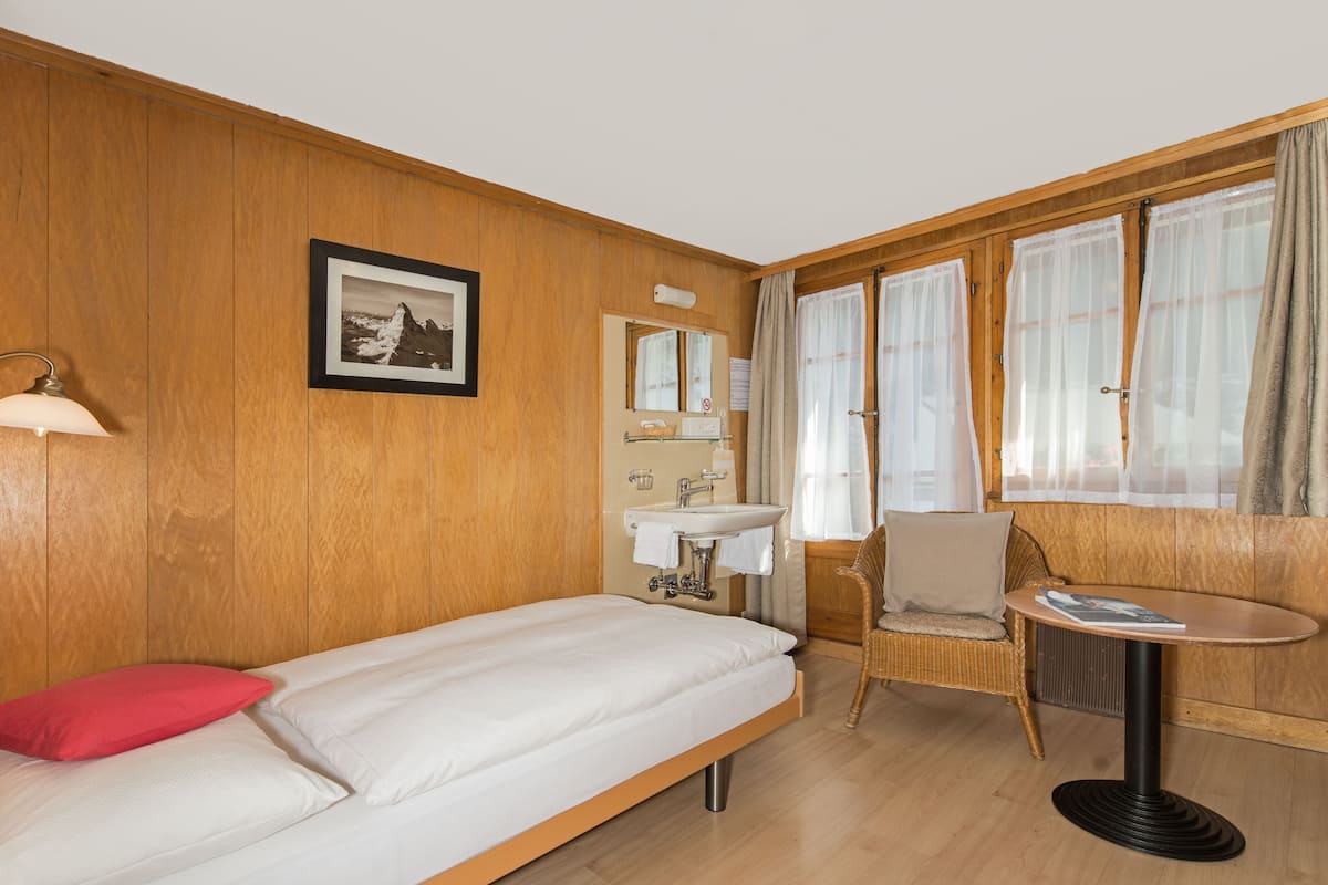 Single Room with Shared Bathroom | In-room safe, desk, cribs/infant beds, free WiFi