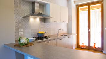 KĂŒhlschrank, Ofen, Herdplatte, GeschirrspĂŒler