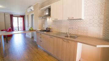 Frigorifero, forno, piano cottura, lavastoviglie