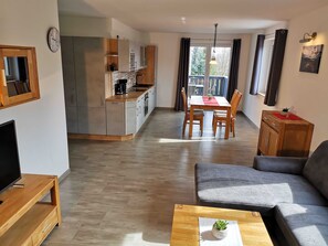 Un apartamento moderno con cocina, comedor y sala de estar.