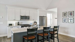 Fridge, microwave, oven, stovetop - Family-Friendly Harbor View Home (Ottawa)