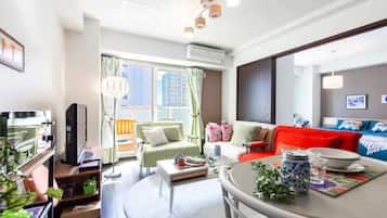 Apartment, Non Smoking | Living area | Flat-screen TV