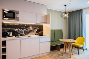 ثلاجة، ميكروويف، غسالة أطباق