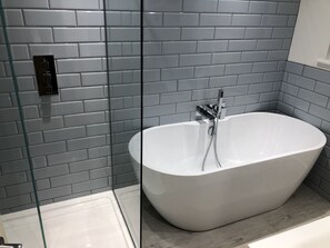 Bathtub, hair dryer, soap, shampoo - “Seawards”. House with panoramic sea views, set directly above the SW Coast Path (Torpoint)