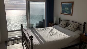 2 bedrooms, in-room safe, desk, iron/ironing board