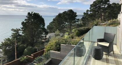 âSeawardsâ. House with panoramic sea views, set directly above the SW Coast Path