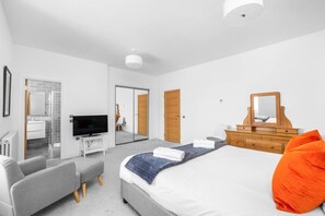 Desk, iron/ironing board, free WiFi, bed sheets - Panmure Apartment - golf course views (Monifieth)