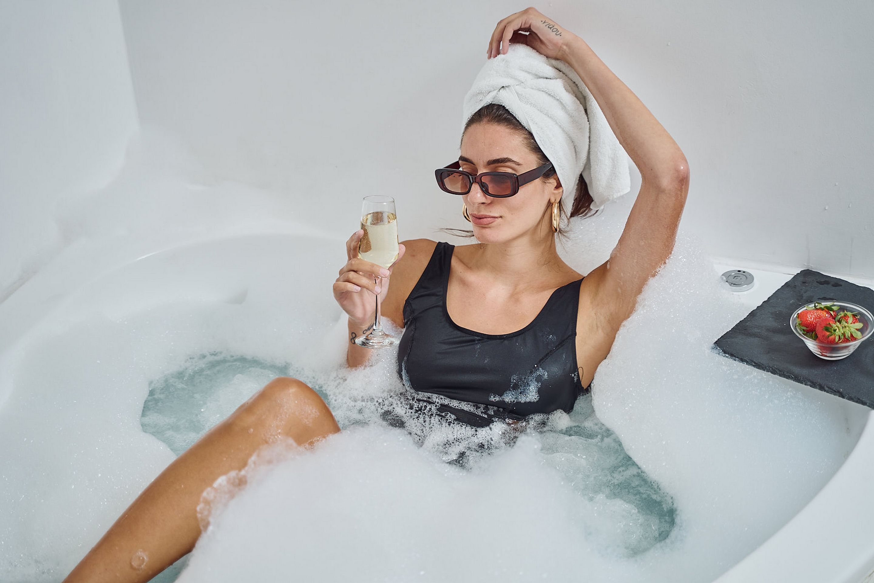 Superior Room, Hot Tub | Bathroom | Shower, hair dryer, slippers, towels