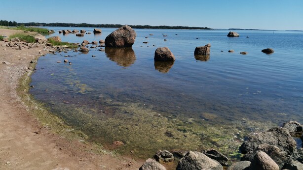 A clear lake with visible rocks and a sandy shore. - Stunning 2-bed Apartment in Kotka. Sauna Facility (Kotka)