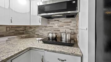 Full-size fridge, microwave, oven, stovetop