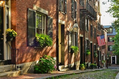 Suite at House of L: Near Boston, Hospitals & Casino – Fast WiFi, Driveway