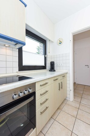 Kühlschrank, Mikrowelle, Ofen, Geschirrspüler