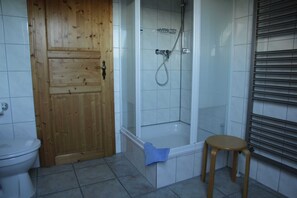 Een douche, een haardroger, toiletpapier
