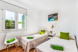 3 slaapkamers, een strijkplank/strijkijzer, gratis wifi, beddengoed