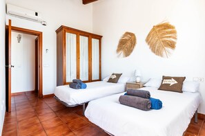 3 chambres, coffres-forts dans les chambres, fer et planche à repasser