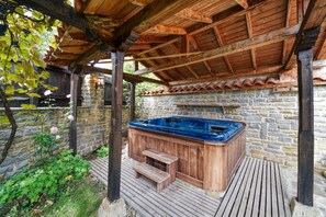 مغطس سبا خارجي