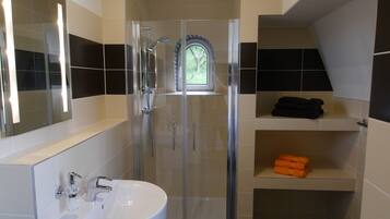 Dusche, Haartrockner, Handtücher, Seife