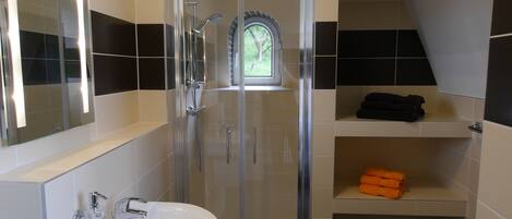 Dusche, Haartrockner, Handtücher, Seife