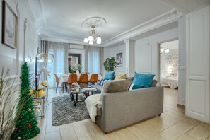 Interior - Iconic 150m² 4BR near Opera - Hidden Gem Renovated (paris)