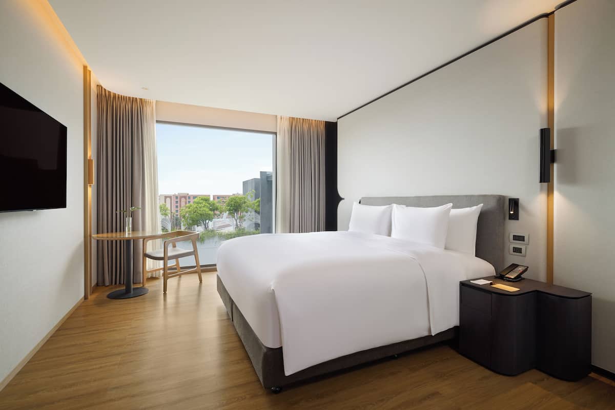 Standard Room | Peralatan tempat tidur premium, bar mini, peti besi dalam bilik, meja