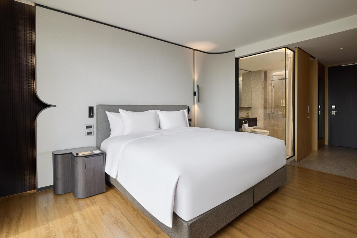 Premium bedding, minibar, in-room safe, desk