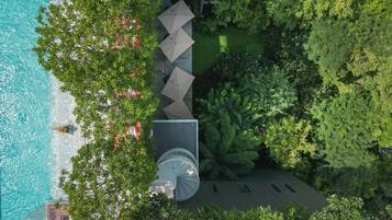 Outdoor pool, sun loungers